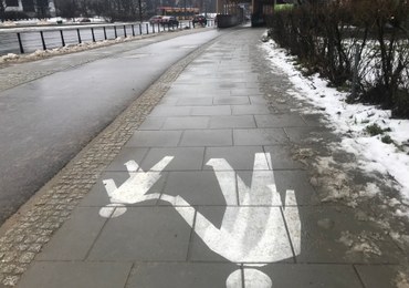 W Warszawie położono chodnik, który... pochłania smog