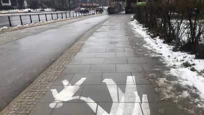 W Warszawie położono chodnik, który... pochłania smog