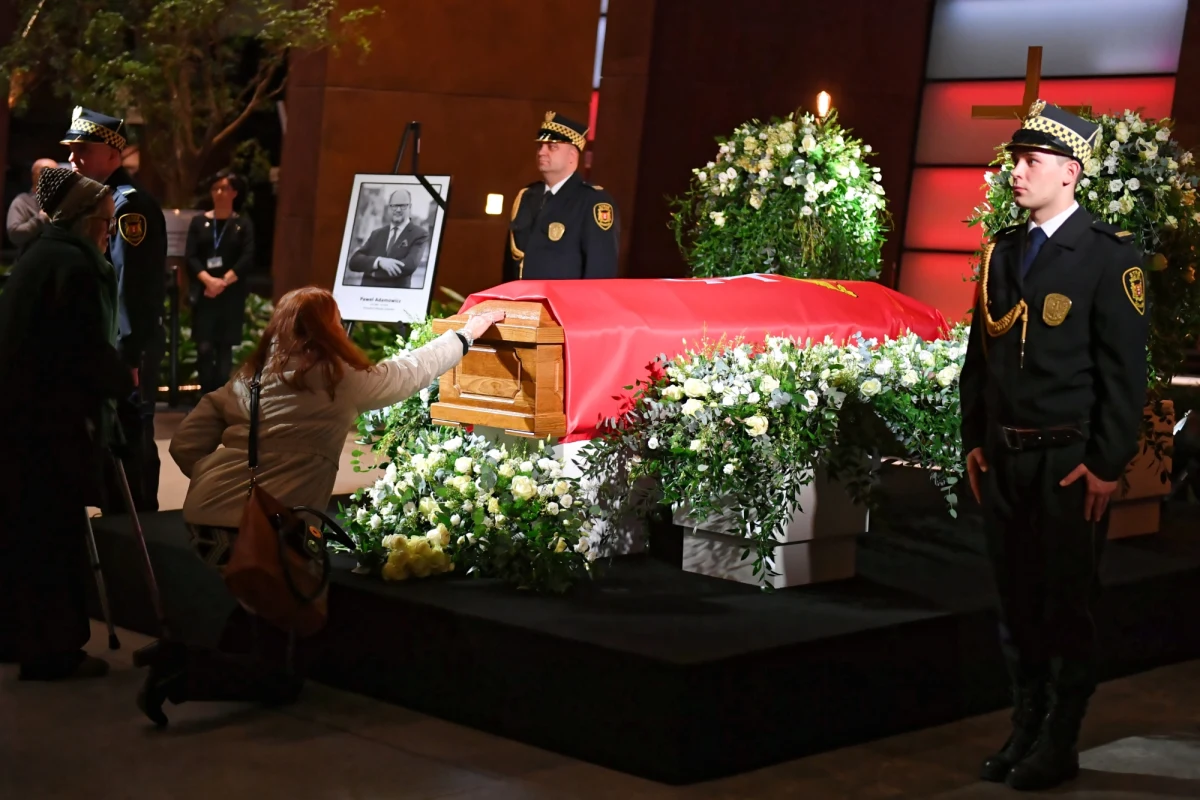 Każdy ma w sobie ukrytą antenę i dyskretny nadajnik. Szczególnie teraz mogą się przydać. Choć zagłusza je rzeczywistość, trzeba te urządzenia odszukać i uruchomić. Warto poznać częstotliwość, na której nadają i jakie odbierają sygnały - zgłębić ich misterną konstrukcję. Czym jest ludzkie sumienie? Dla mnie to nadajnik i odbiornik, wrażliwości i nadziei. To także wewnętrzny konfesjonał, w którym bez klękania odpuszczamy grzechy. Cudze i swoje.