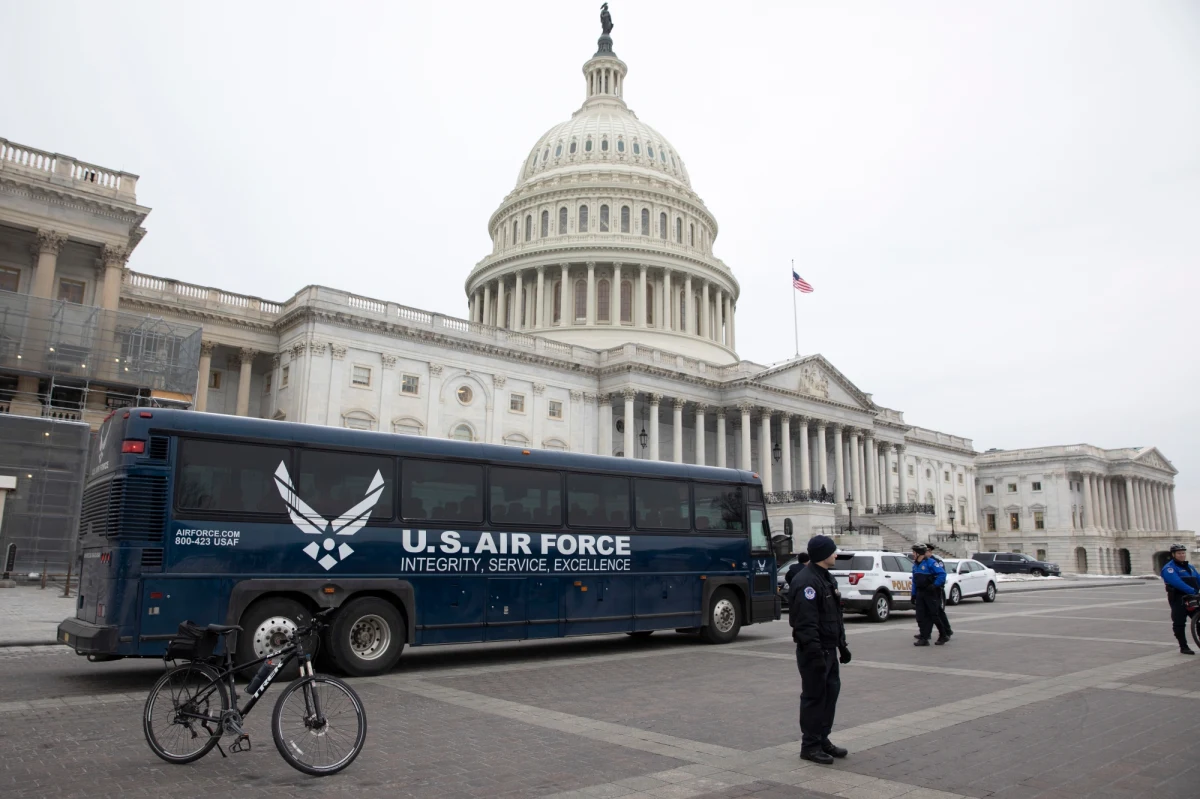 Kontrolowana przez Demokratów Izba Reprezentantów Kongresu USA opowiedziała się w czwartek przytłaczającą większością głosów za utrzymaniem sankcji przeciwko firmom należącym należącym do rosyjskiego oligarchy Olega Deripaski. Administracja Trumpa zamierza je znieść w piątek.
