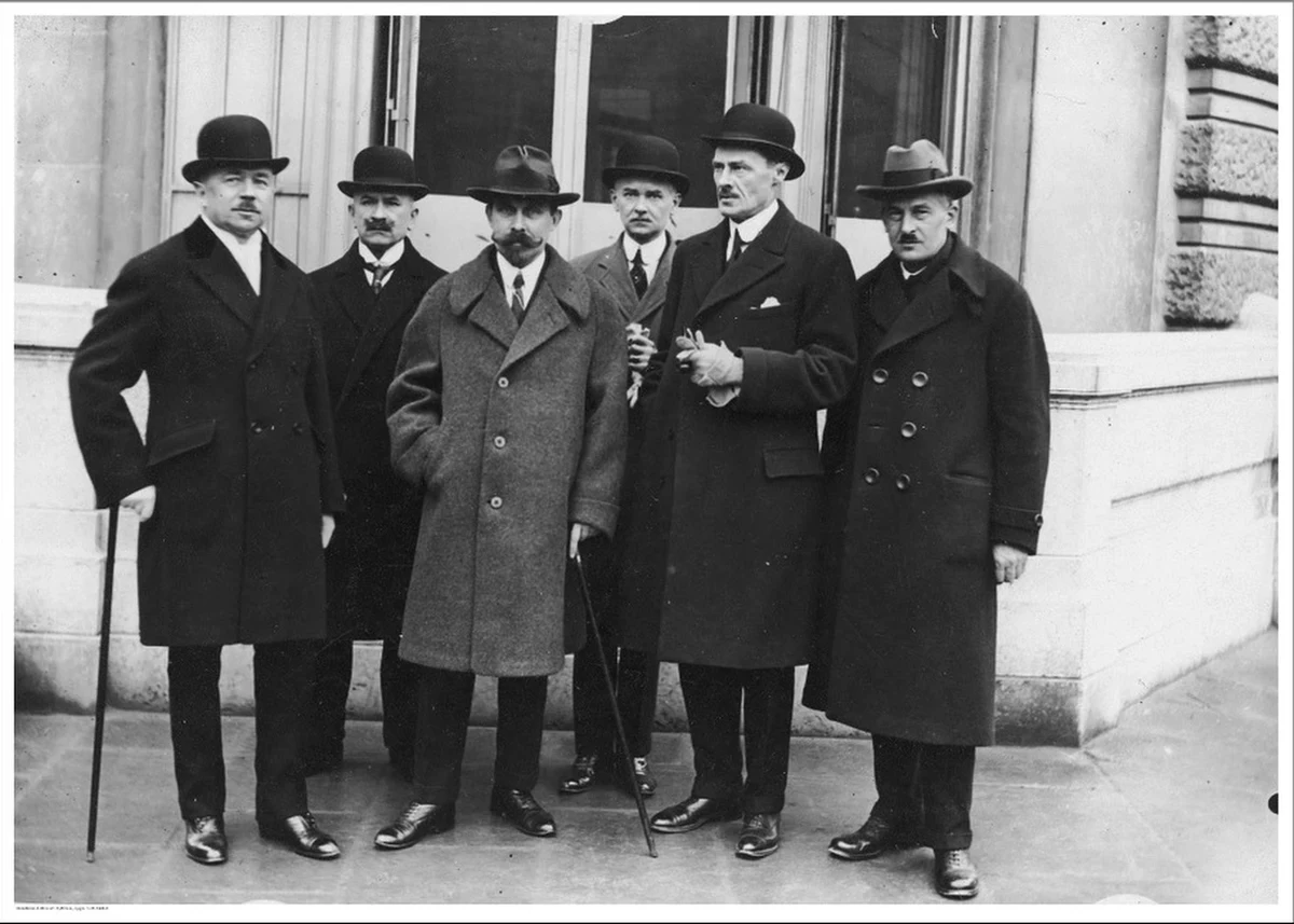 Równe 100 lat temu, w Paryżu rozpoczęła się konferencja pokojowa kończąca I wojnę światową Wzięły w niej udział tylko państwa zwycięskie. Efektem obrad był traktat wersalski, podpisany pomiędzy Niemcami i państwami ententy 28 czerwca 1919 r. Dzięki niemu Polska odzyskała większość ziem utraconych na rzecz Prus w I i II rozbiorze.