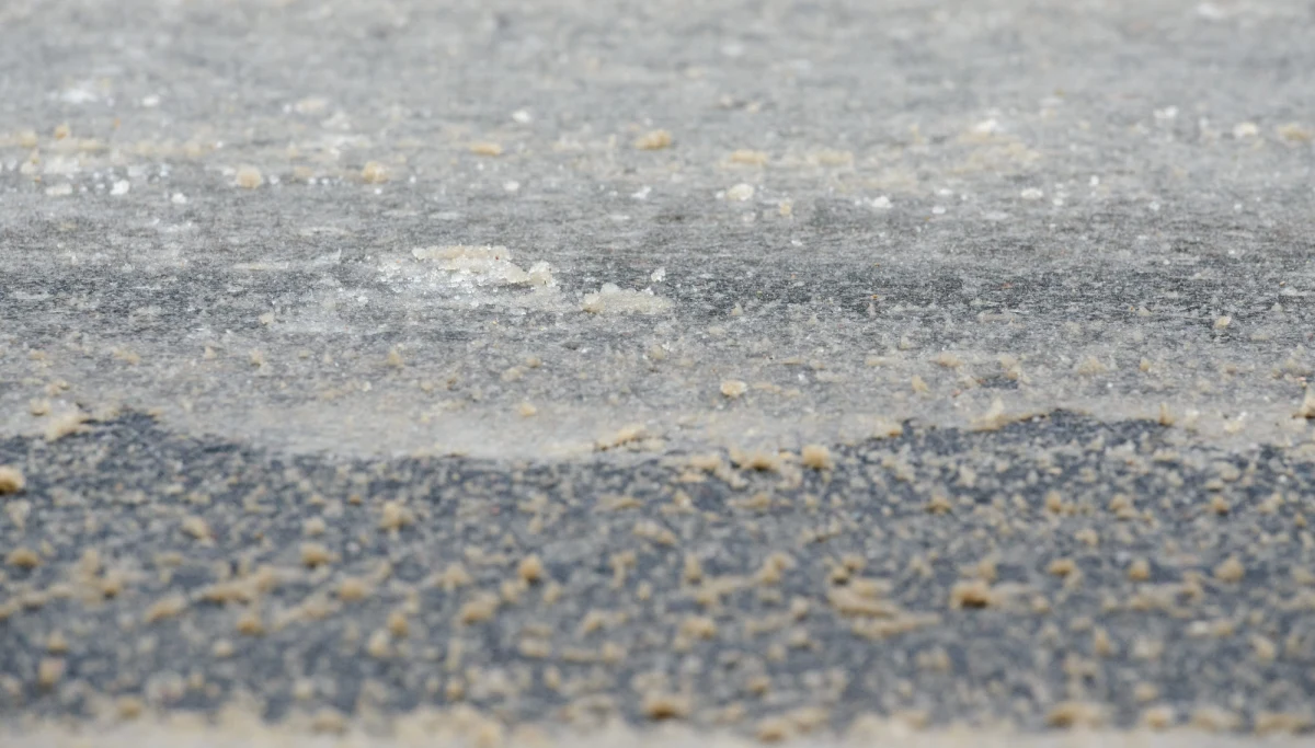 ​Instytut Meteorologii i Gospodarki Wodnej ostrzega przed oblodzonymi drogami po opadach śniegu z deszczem i mokrego śniegu w 13 województwach.