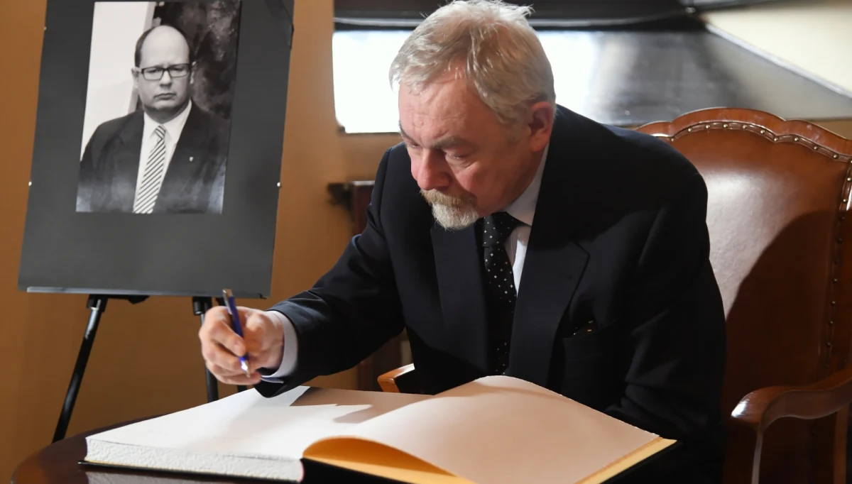 ​Prezydent Krakowa Jacek Majchrowski wpisał się do księgi kondolencyjnej ku czci zamordowanego prezydenta Gdańska Pawła Adamowicza, wyłożonej w Urzędzie Miasta Krakowa. "Śmierć Pana Prezydenta Adamowicza to fakt, który trudno przyjąć do wiadomości i trudno się z nim pogodzić" - napisał.