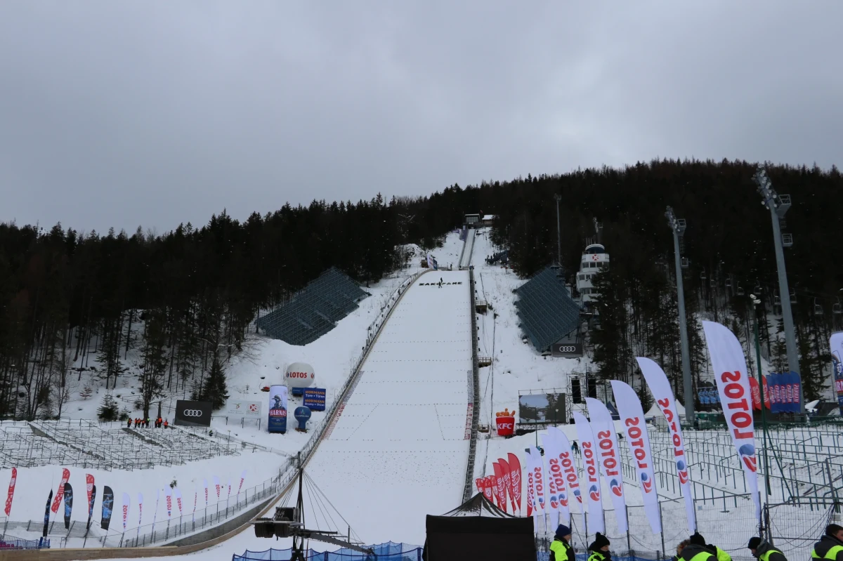 Piątkowym treningiem i kwalifikacjami rozpocznie się weekend ze skokami narciarskimi w Zakopanem. W klasyfikacji generalnej Pucharu Świata polscy skoczkowie narciarscy zajmują miejsca od drugiego do czwartego oraz są liderami Pucharu Narodów. To czyni ich faworytami zmagań zarówno indywidualnych, jak i drużynowych.