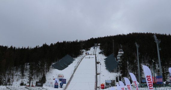Piątkowym treningiem i kwalifikacjami rozpocznie się weekend ze skokami narciarskimi w Zakopanem. W klasyfikacji generalnej Pucharu Świata polscy skoczkowie narciarscy zajmują miejsca od drugiego do czwartego oraz są liderami Pucharu Narodów. To czyni ich faworytami zmagań zarówno indywidualnych, jak i drużynowych.