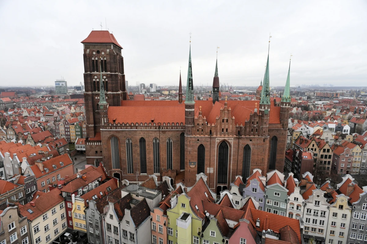 W sobotę Gdańsk pożegna prezydenta Pawła Adamowicza. O godzinie 12:00 rozpocznie się msza w Bazylice Mariackiej. Ze względu na ograniczoną ilość miejsc w świątyni, na ulicach Gdańska staną telebimy, na których będzie transmitowana uroczystość na żywo.