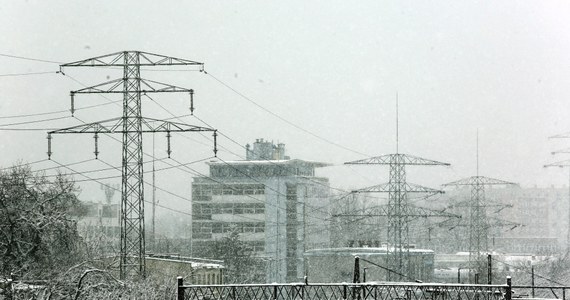 "Każdy musi wybrać indywidualnie co teraz zrobi" - tak minister energii Krzysztof Tchórzewski radzi mieszkańcom Warszawy i okolic, którzy od kilku tygodni dostają informację o wyższych cenach prądu.

