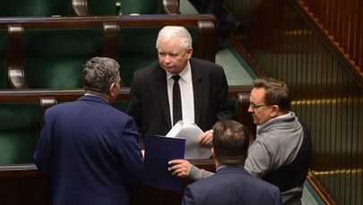 Sondaż: PiS przed PO, cztery partie w Sejmie