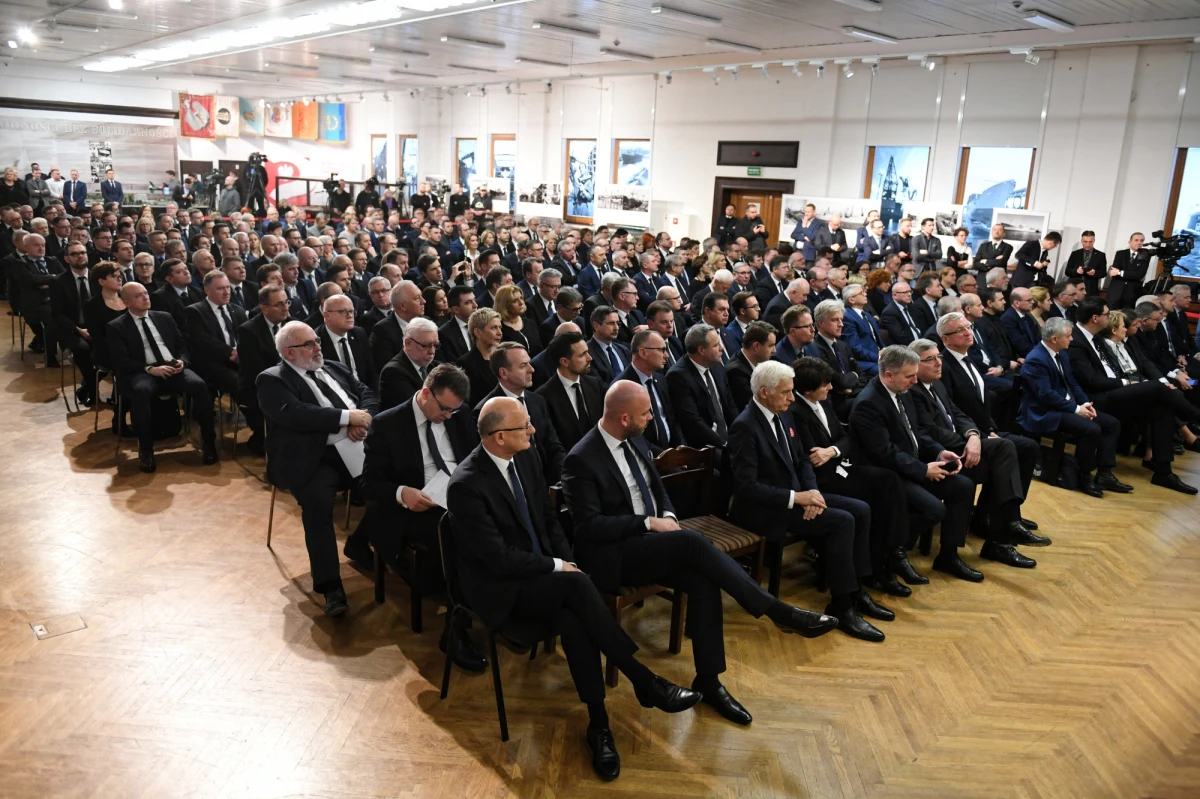 Samorządowcy z całej Polski spotkali się w historycznej sali BHP Stoczni Gdańskiej, by pożegnać zmarłego tragicznie Pawła Adamowicza. Do Gdańska na ostatnie pożegnanie prezydenta Adamowicza przyjechało kilkuset burmistrzów, prezydentów, przewodniczących rad i innych reprezentantów samorządów.