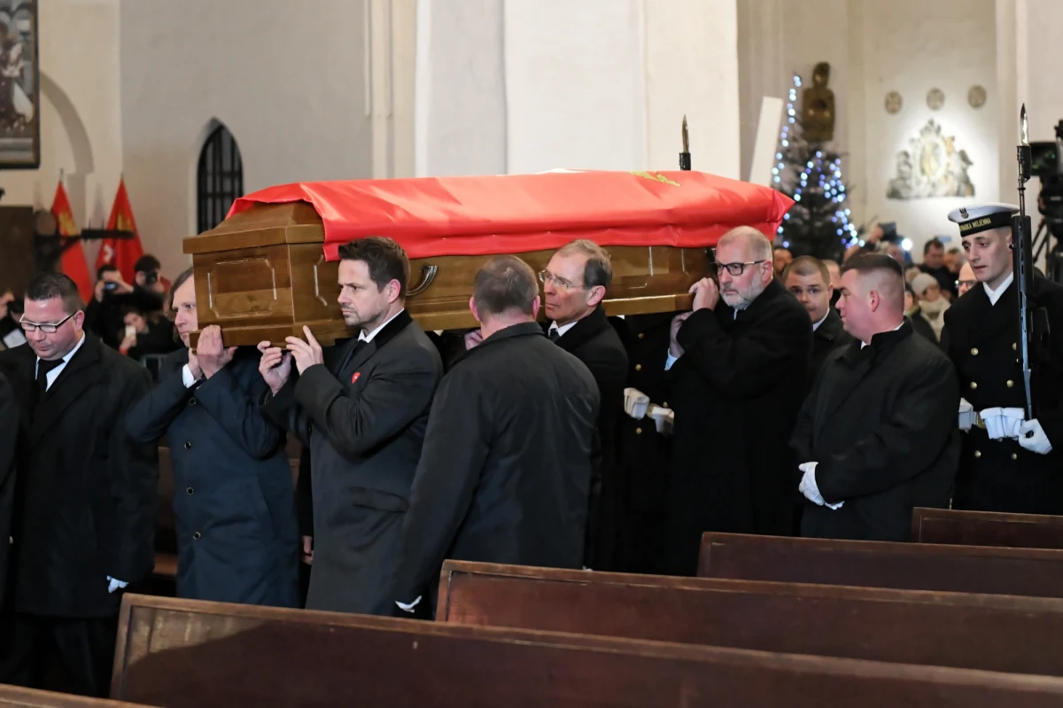 "Paweł Adamowicz wypełnił intensywnie przestrzeń naszego miasta swoją nieprzeciętną aktywnością" - powiedział w homilii biskup pomocniczy archidiecezji gdańskiej Zbigniew Zieliński. W piątek w Bazylice Mariackiej w Gdańsku odbyły się uroczystości żałobne przed sobotnim pogrzebem prezydenta miasta. 