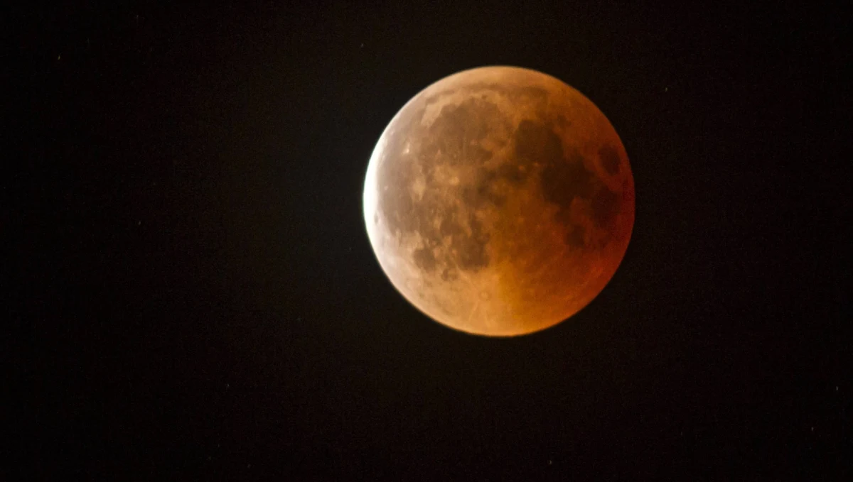 W poniedziałek 21 stycznia nastąpi całkowite zaćmienie Księżyca. W Polsce będzie widoczne nad ranem podczas zachodu Księżyca. Dodatkowo na ten sam dzień przypada tzw. superpełnia Księżyca.