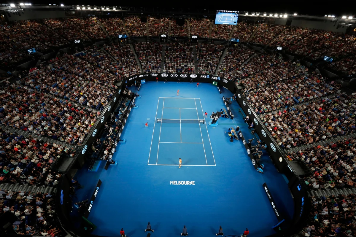 Łukasz Kubot i Argentyńczyk Horacio Zeballos pokonali francuskich tenisistów Jeremy'ego Chardy'ego i Fabrice'a Martina 7:5, 4;6, 6:3 i awansowali do 1/8 finału debla wielkoszlemowego Australian Open. Następnych rywali polsko-argentyńskiej pary, rozstawionej z numerem siódmym, wyłoni pojedynek grających dzięki tzw. dzikiej karcie reprezentantów gospodarzy Blake'a Ellisa i Alexeia Popyrina z Salwadorczykiem Marcelo Arevalo i Amerykaninem Jamiem Cerretanim.