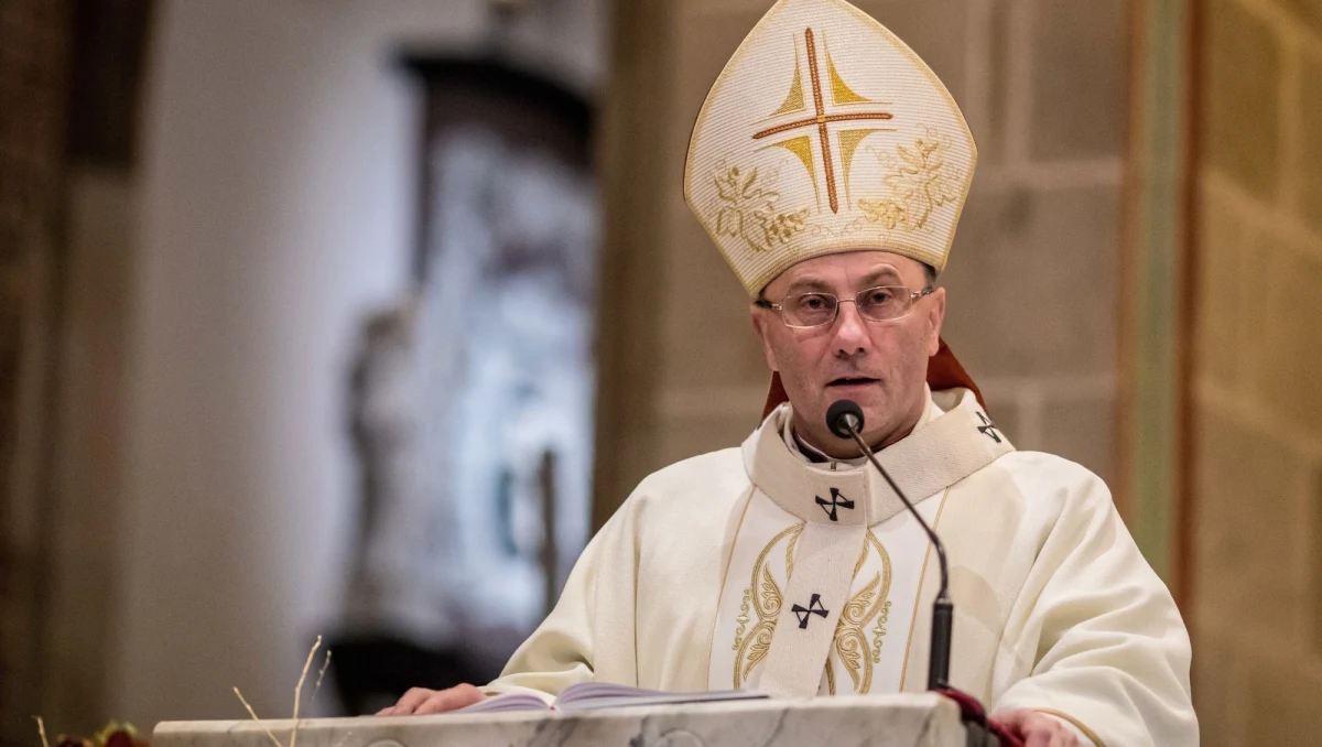 Modlitwą staję przy trumnie tragicznie zmarłego prezydenta Gdańska Pawła Adamowicza, aby dziękować Bogu za wszelkie dobro, jakie przez jego ręce i serce stało się udziałem wielu ludzi - napisał prymas Polski abp Wojciech Polak w liście kondolencyjnym odczytanym podczas mszy pogrzebowej prezydenta.