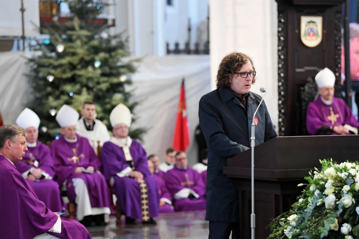 Prezydent Sopotu Jacek Karnowski przemawiając podczas pogrzebu Pawła Adamowicza obiecał, że prezydenci polskich miast będą budować Polskę „prawdziwie demokratyczną, europejską jak Gdańsk, bez dzielenia na lepszych i gorszych Polaków” na wzór miasta, jakie przez lata prezydentury tworzył Paweł Adamowicz.