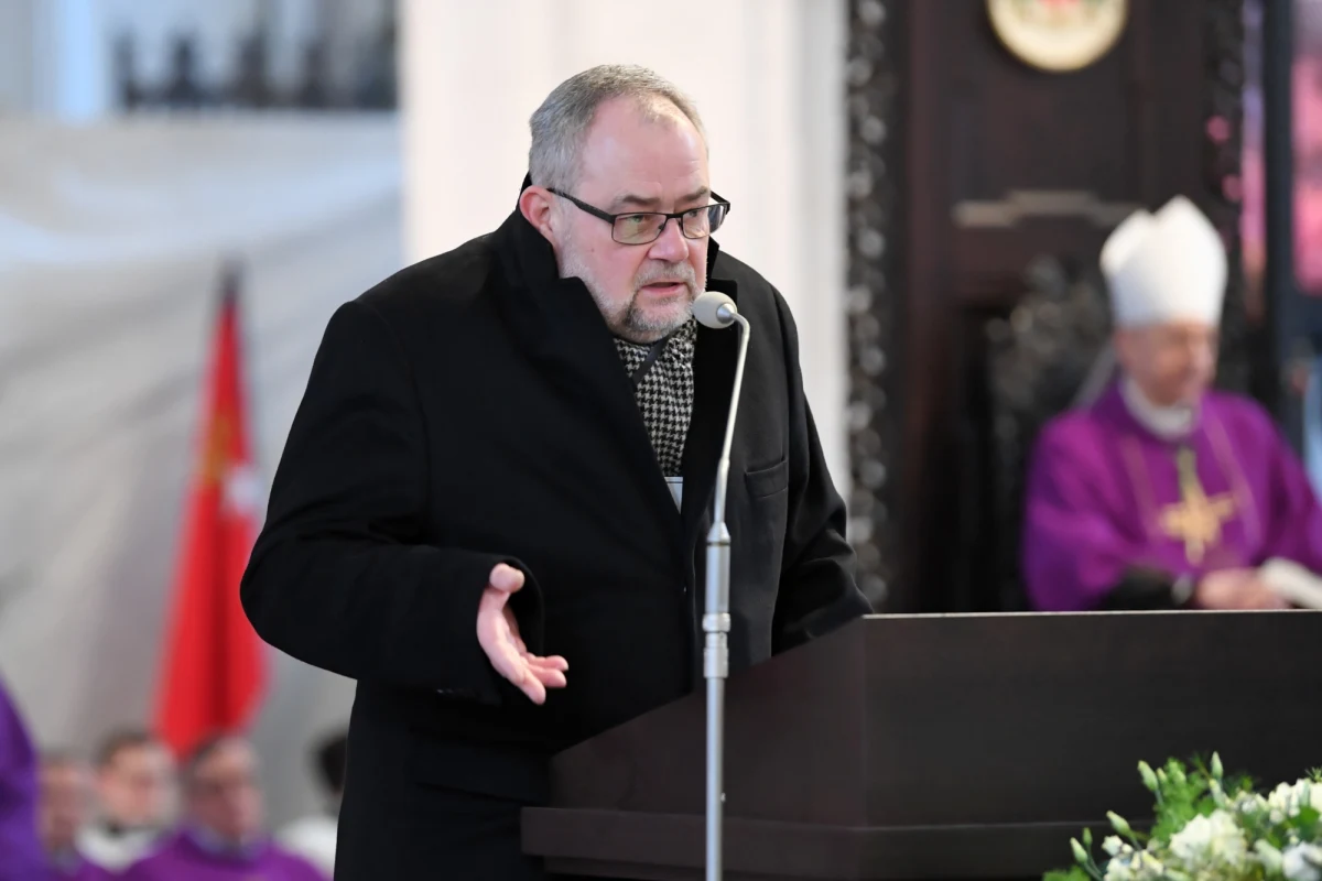 "Nie tak dawno grupa Wszechpolaków wydała akt politycznego zgonu mojego brata, nie spodziewałem się, że we wtorek odbiorę akt zgonu fizycznego mojego brata" - mówił podczas uroczystości pogrzebowych prezydenta Gdańska Pawła Adamowicza jego brat - Piotr Adamowicz.