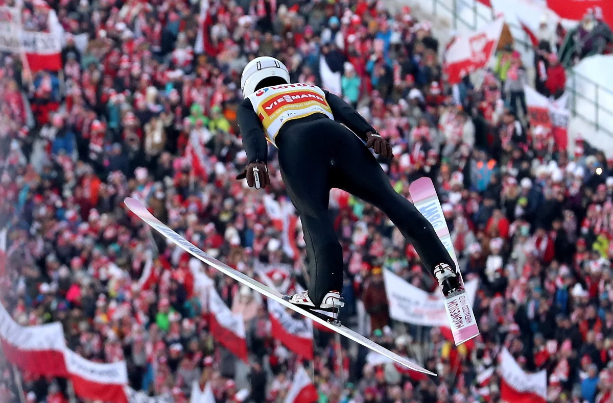 Puchar Świata w Zakopanem. Piotr Żyła, Maciej Kot, Kamil Stoch i Dawid Kubacki wywalczyli trzecie miejsce w konkursie drużynowym. Zawody wygrali Niemcy, drudzy byli Austriacy. Powodów do zadowolenia jest więcej, bo Dawid Kubacki pobił rekord Wielkiej Krokwi skacząc na odległość 143,5 m. Niestety, nie obyło się bez kontuzji. Podczas drugiej serii skoków David Siegel nie zdołał poprawnie wylądować. Niemiec trafił do szpitala.