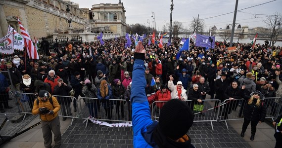 Protesty przeciwko przyjętej w grudniu nowelizacji kodeksu pracy, zwiększającej górny limit godzin nadliczbowych, odbyły się w Budapeszcie i innych miastach Węgier. Według rzecznika rządu był to element kampanii przed majowymi wyborami do PE. 