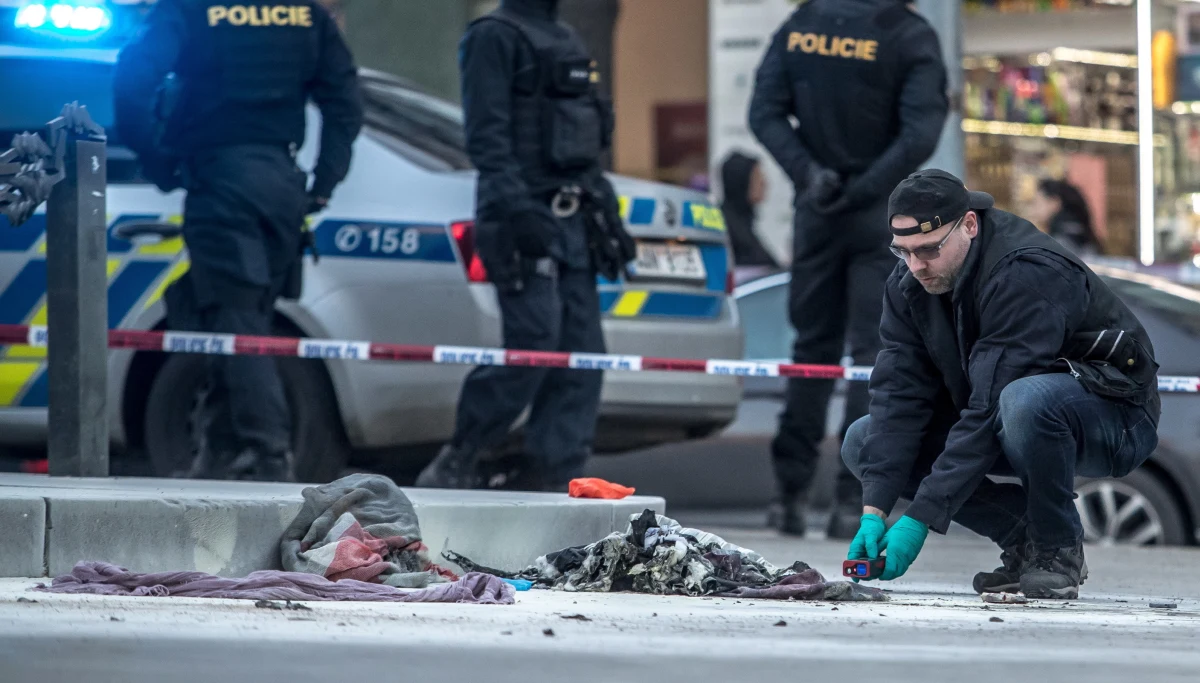 Mężczyzna, który podpalił się w piątek na placu Wacława w Pradze, pozostaje w stanie śpiączki farmakologicznej i jego stan jest poważny - poinformowała rzeczniczka szpitala na Vinohradach Jana Roubalova. Mężczyzna przebywa na oddziale intensywnej terapii.