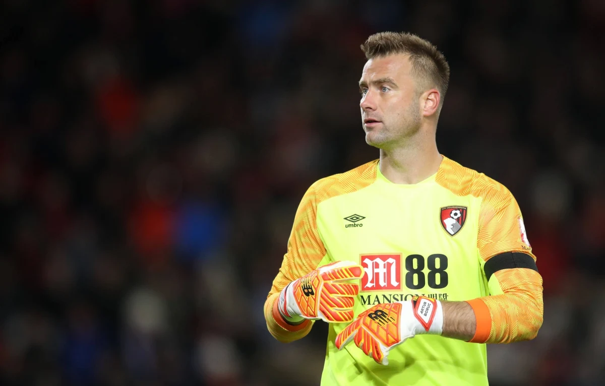 Artur Boruc po raz pierwszy od ponad półtora roku zagrał w meczu angielskiej ekstraklasy piłkarskiej. Jego AFC Bournemouth pokonał u siebie 2:0 West Ham United, w którym wystąpił inny polski bramkarz - Łukasz Fabiański. Tempa nie zwalniają Liverpool i Manchester United.