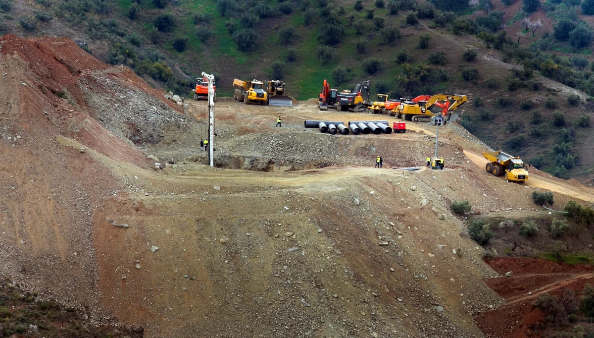 Prawdopodobnie dopiero w poniedziałek rano ekipa ratownicza rozpocznie wydobycie spod ziemi 2,5-letniego Julena, który w niedzielę wpadł do dziury po odwiercie w okolicach miasteczka Totalan koło Malagi na południu Hiszpanii.