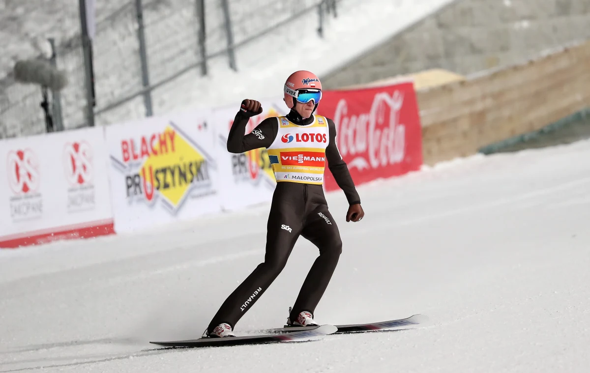 Pierwszy raz w karierze Dawid Kubacki kończył rywalizację w polskim zespole podczas drużynowego konkursu Pucharu Świata w skokach narciarskich. To głównie dzięki niemu biało-czerwoni zajęli w Zakopanem trzecie miejsce. "Nie czułem dodatkowego stresu" - zapewnił.