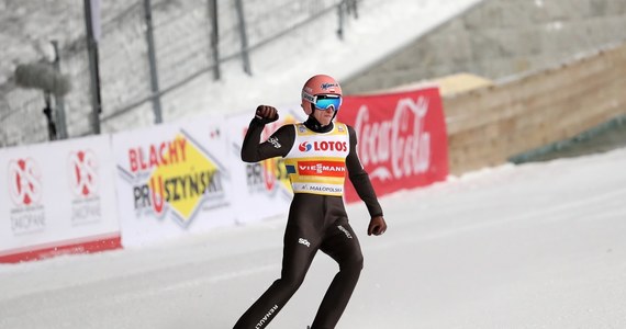 Pierwszy raz w karierze Dawid Kubacki kończył rywalizację w polskim zespole podczas drużynowego konkursu Pucharu Świata w skokach narciarskich. To głównie dzięki niemu biało-czerwoni zajęli w Zakopanem trzecie miejsce. "Nie czułem dodatkowego stresu" - zapewnił.