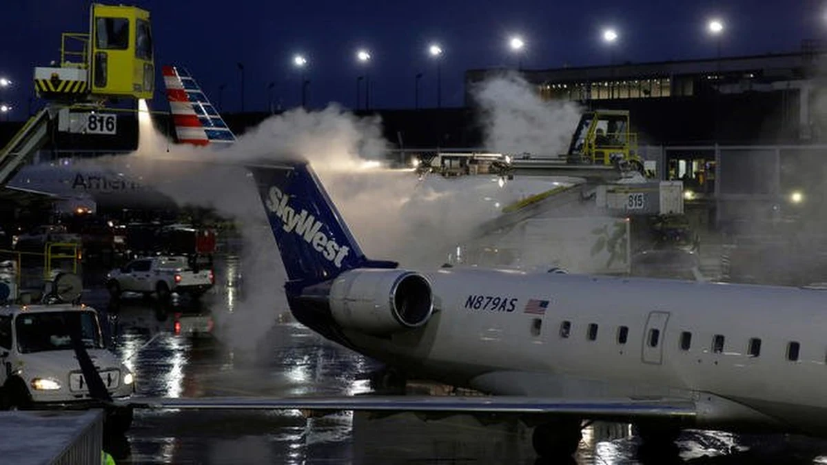 Zima zaatakowała na Środkowym Zachodzie USA. Padający bez przerwy gęsty śnieg spowodował konieczność odwołania ponad 900 lotów na chicagowskich lotniskach. Bardzo niebezpiecznie zrobiło się na drogach.