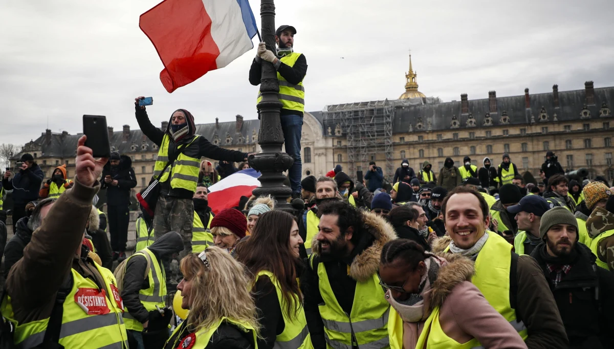 We Francji "żółte kamizelki" manifestowały po raz 10. z rzędu mimo zainicjowania przez prezydenta Emmanuela Macrona "wielkiej debaty", którą chce wygasić gniew Francuzów, którzy chcą podwyżek i poprawy warunków życia. Jednym z powtarzających się haseł to "Macron do dymisji". 