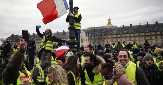 We Francji "żółte kamizelki" manifestowały po raz 10. z rzędu mimo zainicjowania przez prezydenta Emmanuela Macrona "wielkiej debaty", którą chce wygasić gniew Francuzów, którzy chcą podwyżek i poprawy warunków życia. Jednym z powtarzających się haseł to "Macron do dymisji". 