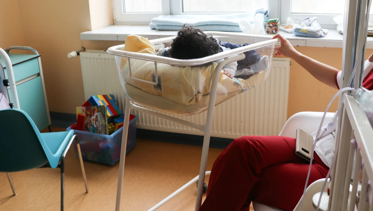 Cztery i pół tysiąca łóżek muszą zlikwidować dyrektorzy szpitali, żeby sprostać nowym wymaganiom - alarmuje Ogólnopolski Polski Związek Pracodawców Szpitali Powiatowych. To efekt obowiązujących od początku roku norm dotyczących zatrudnienia pielęgniarek. Od stycznia na pięć łóżek szpitalnych przypadają trzy pielęgniarki. Do tej pory były dwie. Część dyrektorów lecznic alarmuje, że nie mogą znaleźć chętnych do pracy, więc likwidują łóżka.