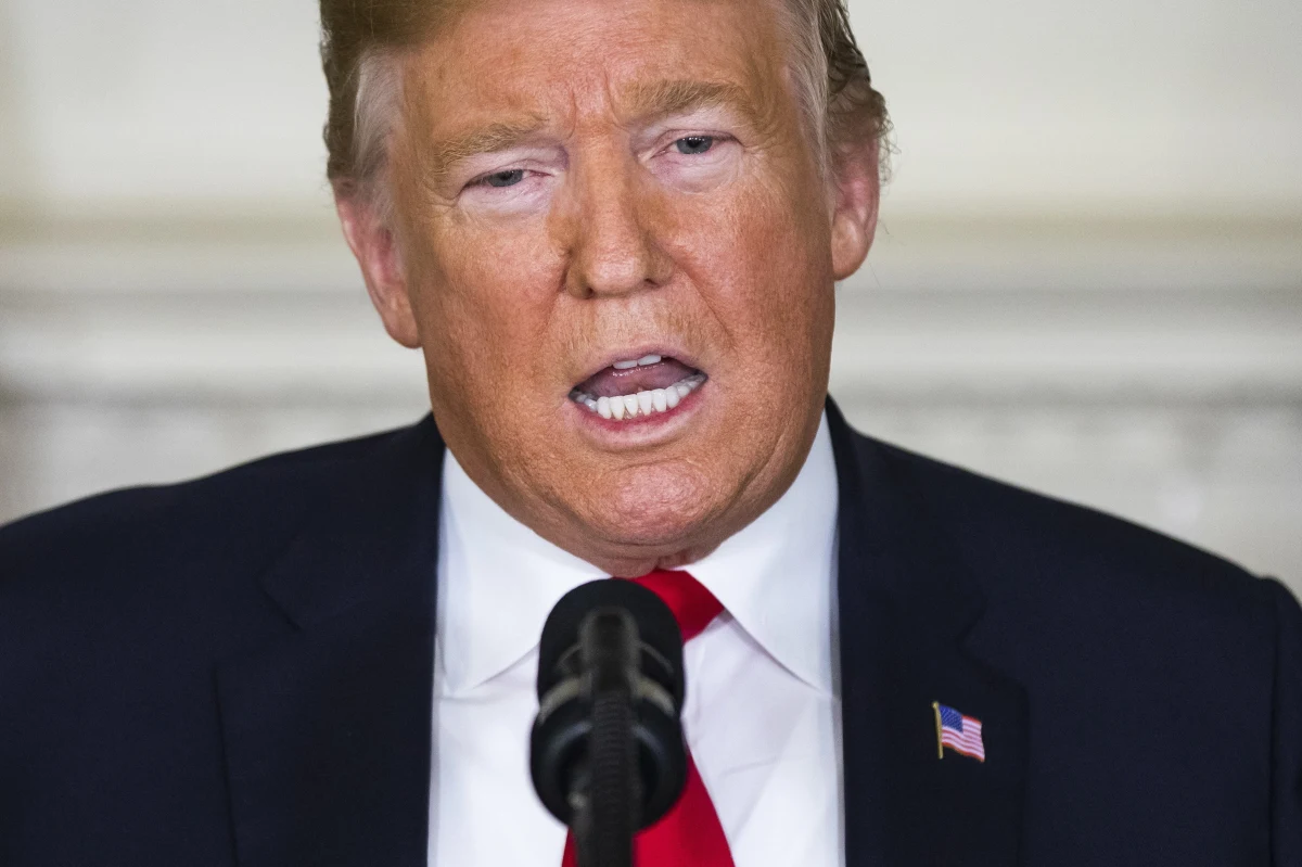 Impasu w amerykańskiej polityce ciąg dalszy. Donald Trump zaproponował objęcie tzw. marzycieli, którzy wjechali na terytorium USA nielegalnie, ale jeszcze przed osiągnięciem pełnoletności, trzyletnim okresem ochrony w zamian za zgodę demokratów na sfinansowanie muru na granicy z Meksykiem. Spór o finansowanie tej sztandarowej obietnicy wyborczej Trumpa jest powodem trwającego już blisko miesiąc shutdownu, czyli częściowego zawieszenia rządu federalnego. Propozycja Trumpa najpewniej jednak nie przybliży Amerykanów do zakończenia kryzysu: została bowiem - jak zauważa Reuters - przedstawiona w momencie, gdy było już jasne, że Partia Demokratyczna nie ma zamiaru jej nawet rozważyć.