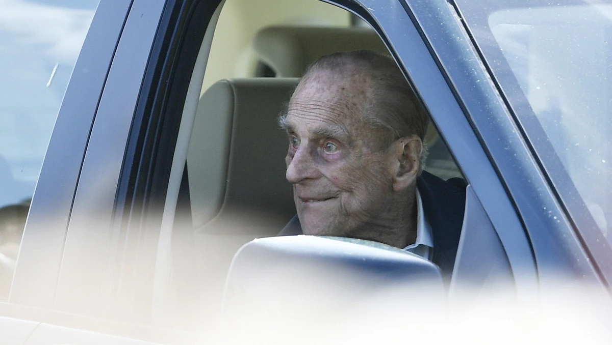 Książę Filip został upomniany przez policję za jazdę samochodem bez pasa bezpieczeństwa po drodze publicznej w pobliżu królewskiej rezydencji w Sandringham. Zaledwie dwa dni wcześniej mąż królowej Elżbiety II miał wypadek samochodowy w tej samej okolicy.