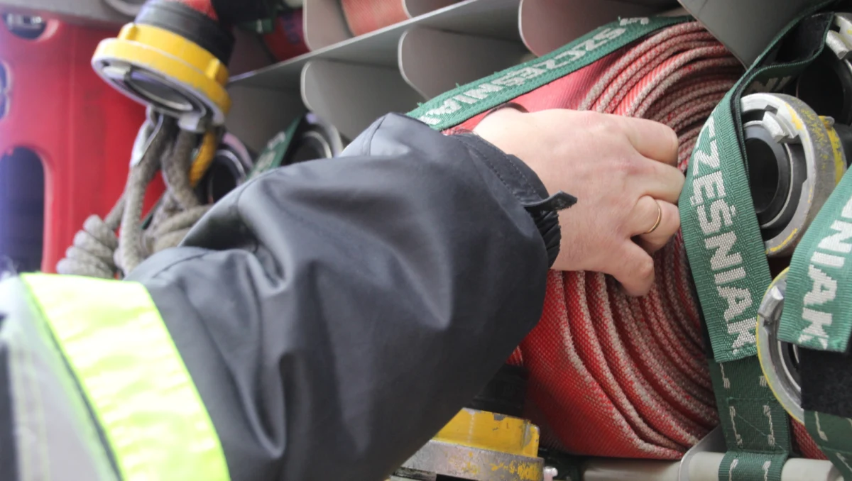 Ciała dwóch osób znaleźli strażacy po ugaszeniu pożaru drewnianego domu w miejscowości Nielisz na Lubelszczyźnie.