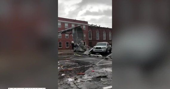 Potężne tornado przeszło nad miastem Wetumpka w Alabamie. Silny wiatr zniszczył wiele budynków, samochodów i drzew. Uszkodzony został m.in. lokalny kościół. Na szczęście tylko jedna osoba została ranna.