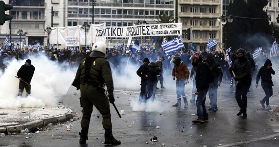 ​Przed parlamentem w Atenach dziesiątki tysięcy Greków zebrały się na wielkiej demonstracji przeciwko porozumieniu ze Skopje, zmieniającym nazwę Macedonii na "Republika Macedonii Północnej". Doszło do starć z policją.