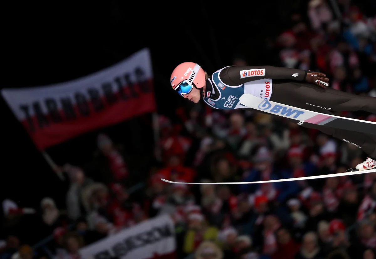 PŚ w Zakopanem. Niestety, polscy skoczkowie zaprezentowali się znacznie gorzej niż w dotychczasowych konkursach PŚ. Ogromnym zaskoczeniem był brak Kamila Stocha w drugiej serii. Najlepiej spośród naszych reprezentantów wypadł Dawid Kubacki, który uplasował się na 12. miejscu. Konkurs wygrał Stefan Kraft, drugi był Robert Johansson, a trzeci Yukiya Sato.