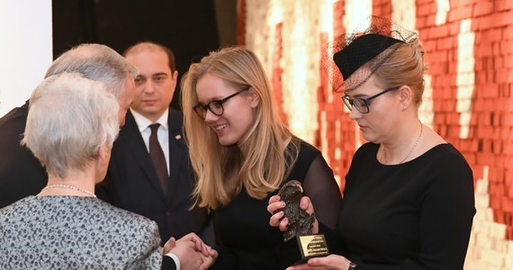 W niedzielny wieczór w Europejskim Centrum Solidarności w Gdańsku żona prezydenta Gdańska Magdalena Adamowicz odebrała Nagrodę Orła Jana Karskiego przyznaną pośmiertnie jej zamordowanemu mężowi „za dzieło dobra, które życiem przepłacił”.