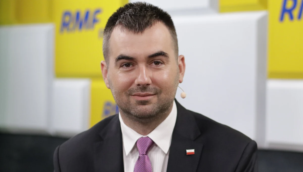 "Mam takie wrażenie, że dzisiaj wielu polityków, wielu publicystów mówi: "To wy zacznijcie. Musicie zrobić krok do tyłu, jak wy zrobicie, to ja też się zastanowię". Otóż nie. Jeżeli zaczniemy od takiego wytykania i czekania, co zrobi druga strona, to chyba nie będzie dobre" - stwierdził w Porannej rozmowie w RMF FM Błażej Spychalski - rzecznik prezydenta Andrzeja Dudy. "Nie czekajmy na drugą stronę. Nie nawołujmy drugiej strony. Zacznijmy od siebie. Jeżeli chcemy być uczciwi to zaczynajmy od siebie" - dodał.