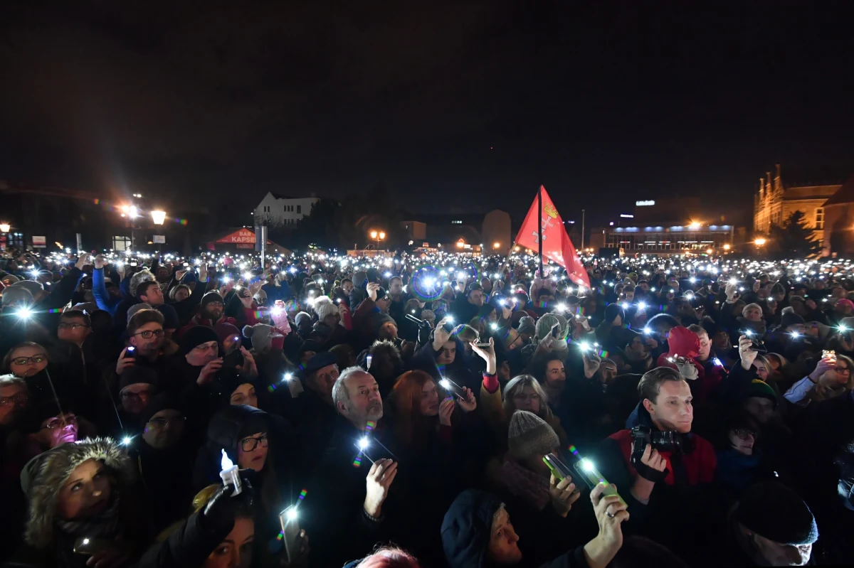 Ponad tysiąc gdańszczan spotkało się w niedzielę wieczorem w centrum miasta, aby z pomocą latarek i innych źródeł światła wysłać do nieba „Światełko dla Pawła”. Akcja była hołdem dla zamordowanego prezydenta Gdańska Pawła Adamowicza i protestem przeciwko przemocy.