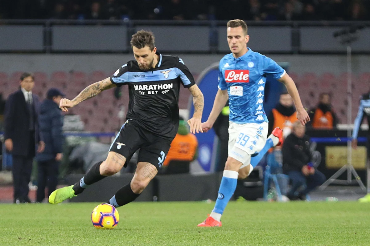 Arkadiusz Milik zdobył bramkę dla Napoli, a jego zespół pokonał u siebie Lazio 2:1 w 20. kolejce włoskiej ekstraklasy piłkarskiej. Łącznie Polak ma 11 goli w tym sezonie. W barwach Atalanty Bergamo zadebiutował natomiast Arkadiusz Reca.
