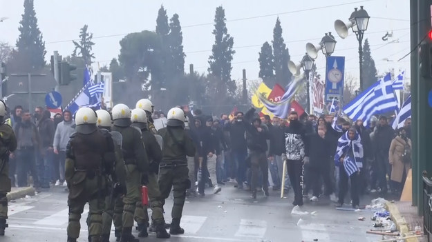 Przed parlamentem w Atenach dziesiątki tysięcy Greków zebrały się w niedzielę na wielkiej demonstracji przeciwko porozumieniu ze Skopje, zmieniającym nazwę Macedonii na "Republika Macedonii Północnej". Doszło do starć z policją.