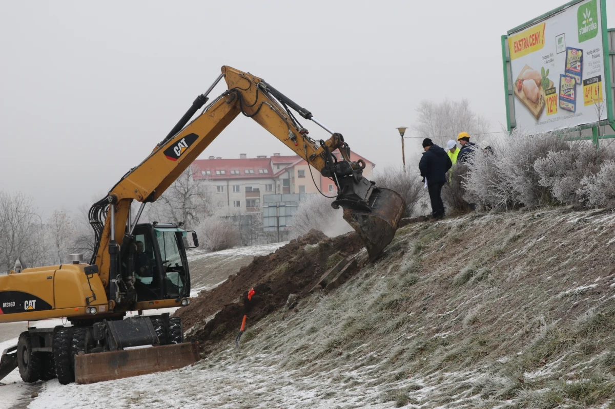 W poniedziałek zlokalizowano miejsce awarii sieci ciepłowniczej w Kielcach. Pęknięta rura znajduje się pod jednym z osiedlowych parkingów. Służby twierdzą, ciepło do 10 tysięcy mieszkańców powędruje najszybciej dopiero we wtorek około południa. Miasto przygotowało lokale zastępcze oraz miejsca noclegowe dla części mieszkańców dotkniętych awarią. 