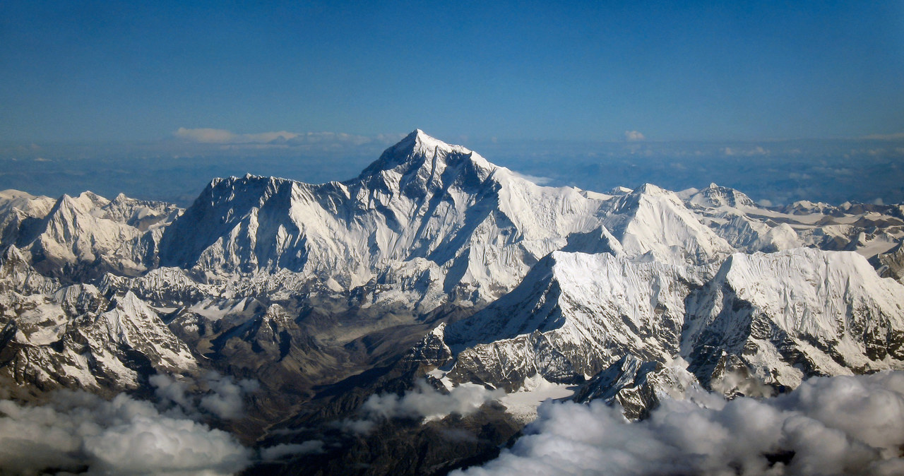 Ze szczytem na wysokości niemal 9 tys. m nad poziomem morza, Everest piastuje pierwsze miejsce w zestawieniu najwyższych gór na Ziemi. Naukowcy zaznaczają przy tym, że szczyt ten nieustannie rośnie. Jak to możliwe? Nowe badania pokazują kolejny powód takiego stanu rzeczy.