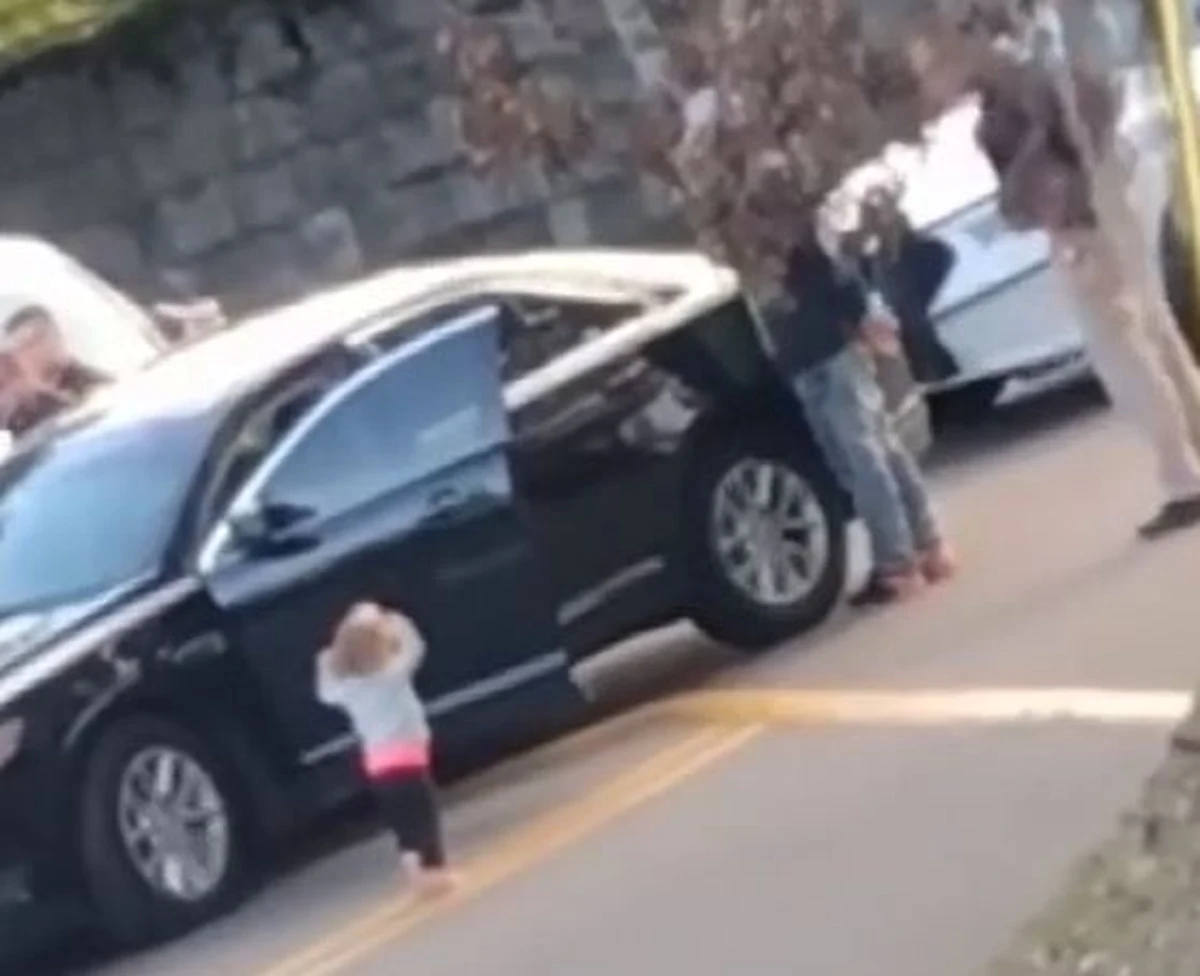 Film, na którym widać małe dziecko, które wysiada z samochodu otoczonego przez policjantów z podniesionymi rękami, obiegło internet. Chwilę wcześniej funkcjonariusze zatrzymali rodziców malca w Tallahassee na Florydzie, mierząc do nich z broni. Są oni podejrzani o napad na sklep.