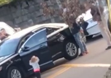 Maluch wysiada z auta z podniesionymi rękoma. Wcześniej policja aresztowała jego rodziców
