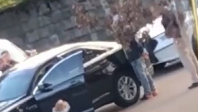 Maluch wysiada z auta z podniesionymi rękoma. Wcześniej policja aresztowała jego rodziców