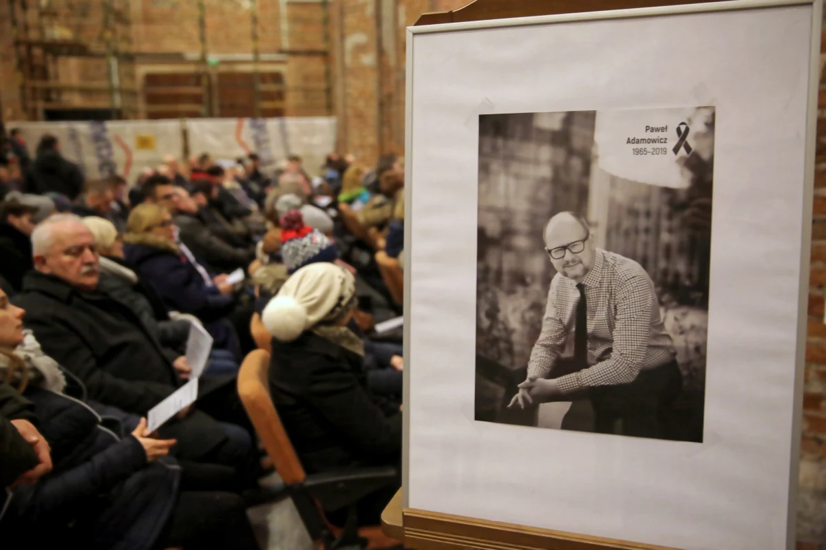 "Jesteśmy zaskoczeni tą sytuacją, czekamy na ustalenia prokuratury" - tak Łukasz Isenko, pełnomocnik agencji ochrony Tajfun komentuje zatrzymanie i zapowiedź zarzutów dla szefa ochrony gdańskiego finału Wielkiej Orkiestry Świątecznej Pomocy. Według śledczych, Dariusz S. okłamał organy ścigania, że napastnik, który śmiertelnie zranił prezydent Pawła Adamowicza, posługiwał się identyfikatorem z napisem „media”. 