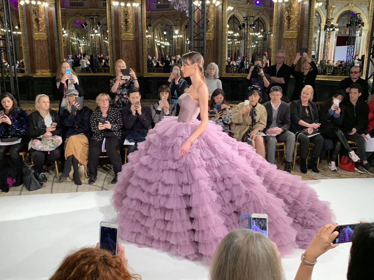 Polska moda wyruszyła na podbój Francji. Długie owacje nagrodziły w Paryżu pokaz nowych kreacji autorstwa Małgorzaty Szczęsnej i Ewy Gawkowskiej – założycielek warszawskiego domu mody La Metamorphose.