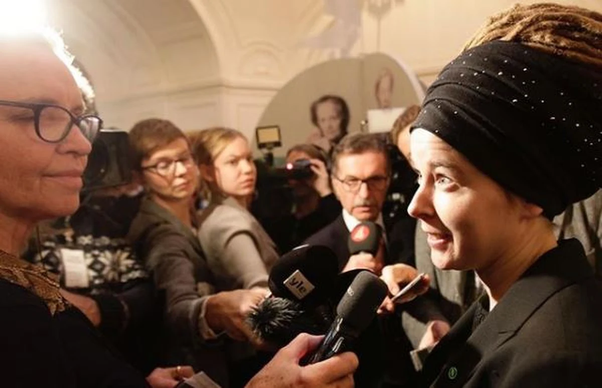 Z zaprezentowanego w poniedziałek w Sztokholmie składu gabinetu premiera Stefana Löfven wynika, że najważniejsi ministrowie w szwedzkim rządzie: spraw zagranicznych oraz obrony pozostaną na swoich stanowiskach na drugą kadencję. W nowym rządzie Löfven pojawiło się sześć nowych nazwisk. Jednym z nich jest nazwisko minister kultury i demokracji - Amandy Lind.