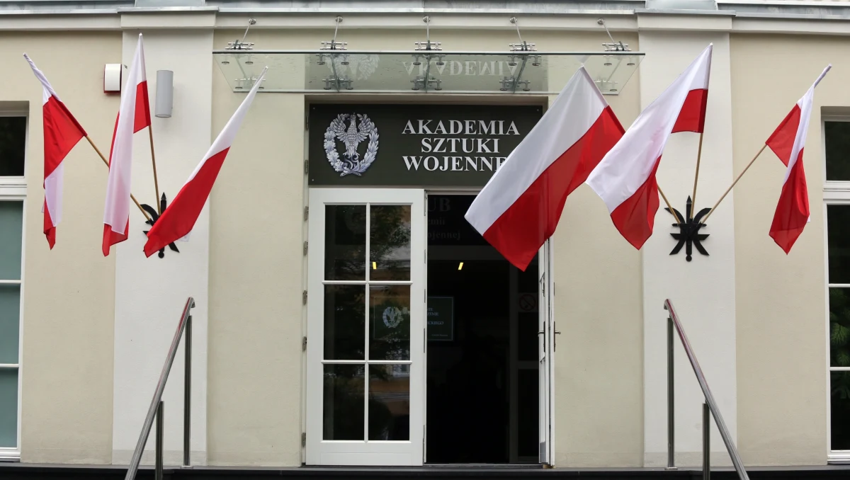 Po raz pierwszy od wielu lat Polska nie szkoli przyszłych generałów. Jak dowiedział się reporter RMF FM, Akademia Sztuki Wojennej w semestrze wiosennym nie uruchomiła ani jednego kursu Podyplomowych Studiów Polityki Obronnej. Ukończenie takiego rocznego kursu jest niezbędnym warunkiem do awansu na pierwszy stopień generalski - generała brygady albo kontradmirała. 